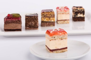 Beyaz arka plan üzerinde tabaklarda servis kek çeşitleri