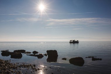 Sonbahar ya da ilkbahar nehir taşları ve arka plan üzerinde tekne ile