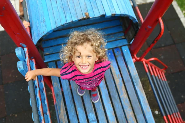 Küçük kız oyun parkında sahnede ayakta