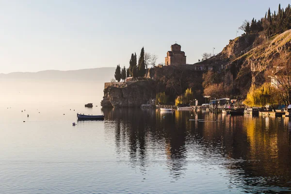 Cliff Nehri üzerinde tekne ile