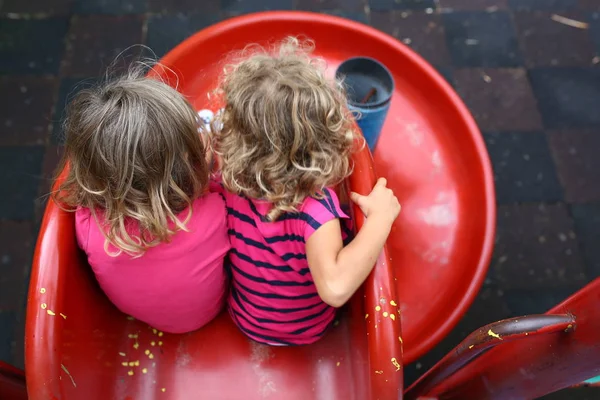 Deux Jolies Filles Jouant Ensemble Sur Pente Rouge Sur Aire — Photo