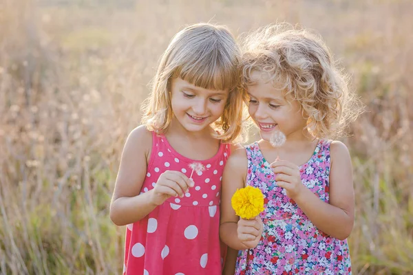 Duas Meninas Com Dente Leão Flor Amarela — Fotografia de Stock