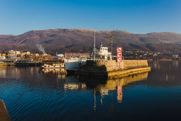 Nehir limanı deniz araçları ile