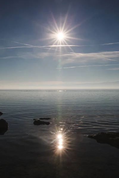 Sakin Nehri ve su yansıması ile parlayan güneş manzara