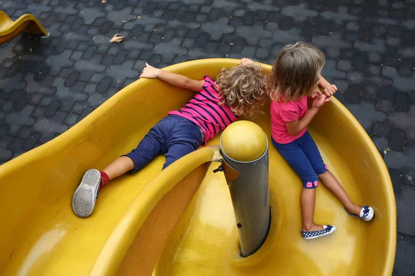 Deux Amies Jouant Sur Pente Jaune — Photo