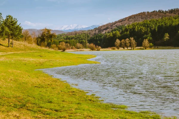 Nehir kıyısında sonbahar zamanında