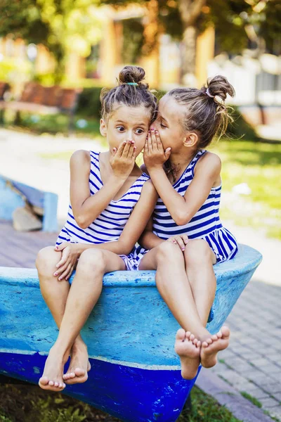 Üzerinde oturan dedikodu iki kız denizci tekne mavi