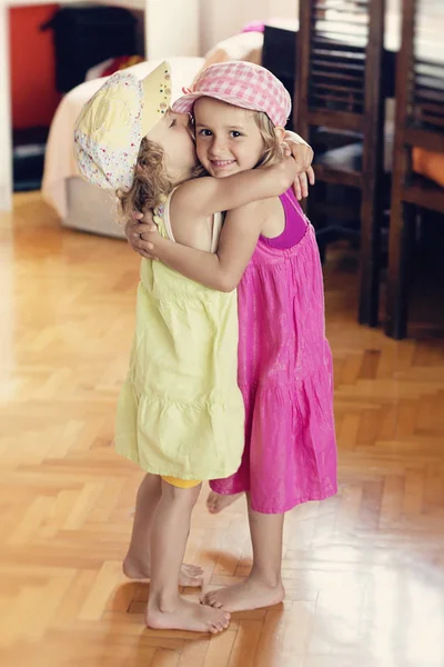 Duas Meninas Bonitos Vestidos Brilhantes Posando Casa — Fotografia de Stock