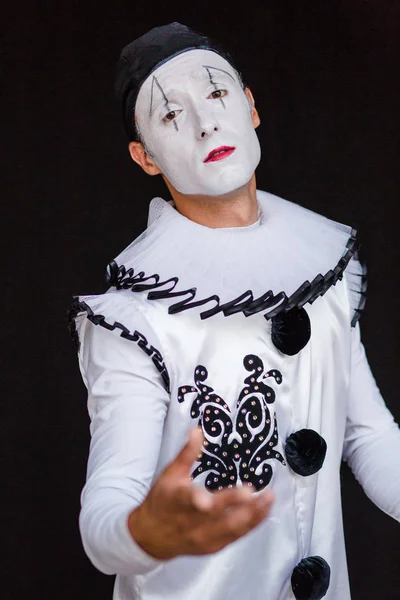 Pierrot makyaj ve kostüm