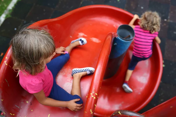 Birlikte oyun üzerinde kırmızı yamaç oynayan iki güzel kızlar