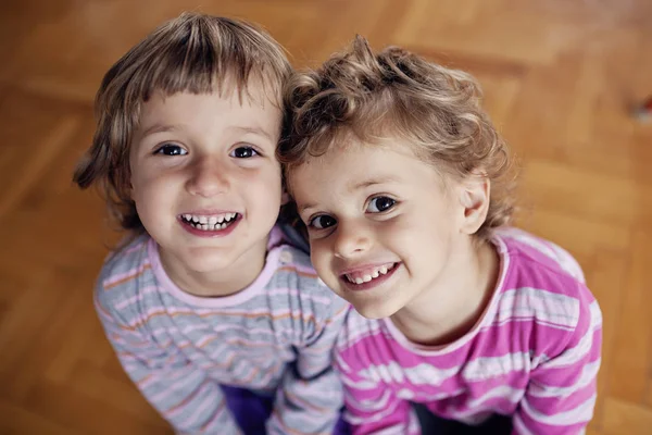 Duas Crianças Meninas Camisas Listradas Casa — Fotografia de Stock