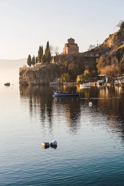 Cliff Nehri üzerinde tekne ile