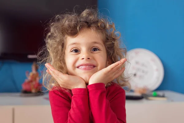 Graziosa Bionda Riccia Bambina Making Peek Boo Faces — Foto Stock