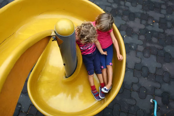 Deux Amies Jouant Sur Pente Jaune — Photo