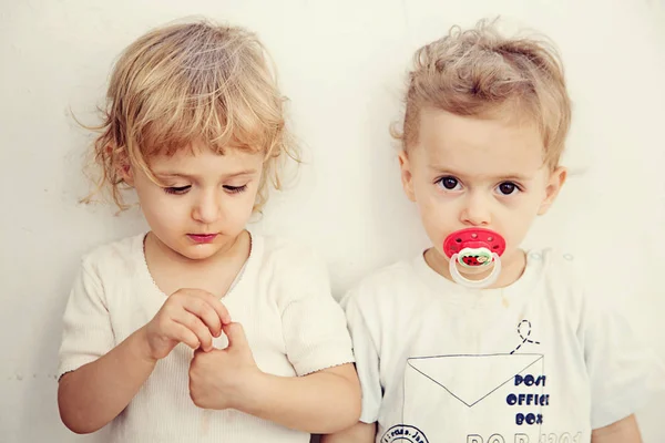 Deux Filles Sur Fond Mural Beige — Photo