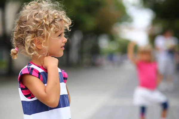 Ritratto Ragazza Riccia Camicia Righe Sfondo Sfocato Città — Foto Stock