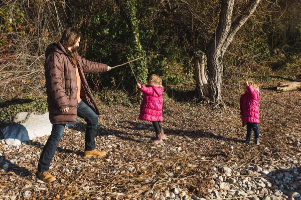 Sonbahar ormandaki iki kızı ile sakallı baba