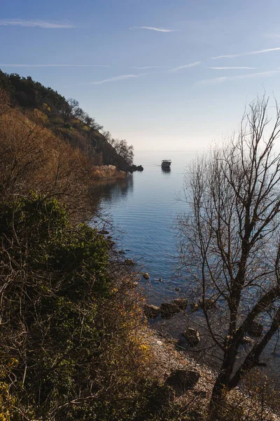 Fondo Natural Montañas Con Río Barco Flotante Sobre Fondo — Foto de Stock