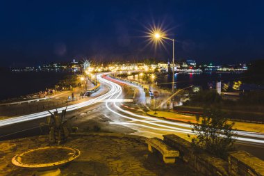 Etkin trafik ve parlak çizgiler ile gece şehrin muhteşem manzarası 