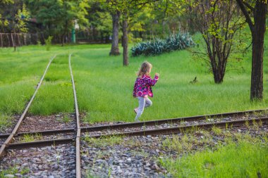 Eski demiryolu bahçede oynayan küçük kız