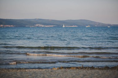 Mavi gökyüzü arka plan ile deniz manzarası