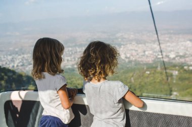 Teleferik'de iki kız dışında Vitrinlere bakıyor kabin