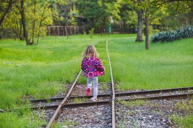 Eski demiryolu bahçede oynayan küçük kız
