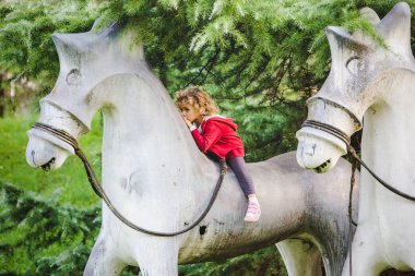 Taş at ile şirin kız