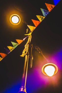 Sokak ışık gece gökyüzü arka plan üzerinde çelenk ile