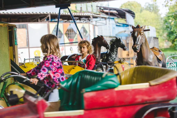 Atlıkarınca parkta oynamaya kızlar