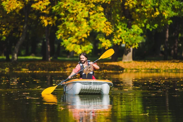 Junger Bärtiger Mann Mit Kleiner Tochter Schwimmt Boot Teich — Stockfoto