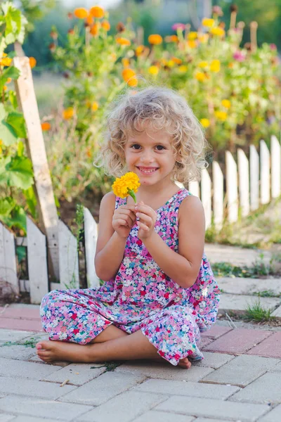 Menina Encaracolado Vestido Segurando Flor Amarela — Fotografia de Stock