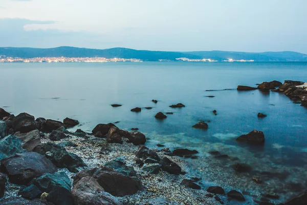 Orilla Rocosa Con Aguas Tranquilas Por Noche — Foto de Stock