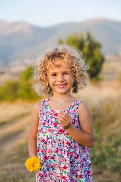 Menina Encaracolado Vestido Segurando Flor Amarela — Fotografia de Stock