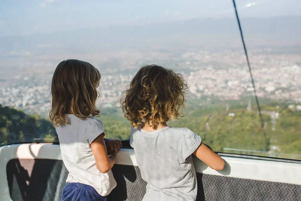 Teleferik'de iki kız dışında Vitrinlere bakıyor kabin