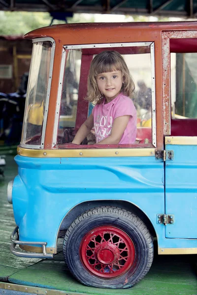 Sevimli kız arabası park