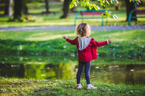 Vue Arrière Fille Étirant Les Bras Étang Dans Parc — Photo