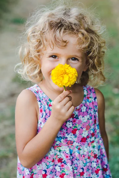 Porträtt Leende Curly Flicka Poserar Med Gula Ringblomma Blomma — Stockfoto