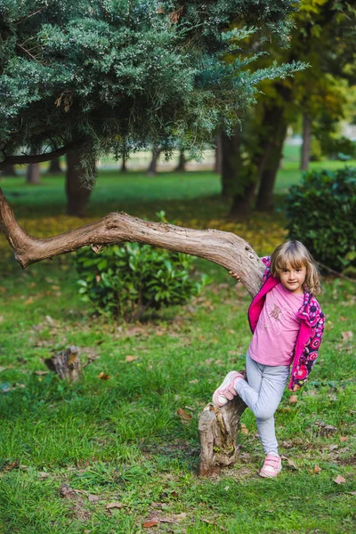 Fille Mignonne Posant Dans Parc — Photo