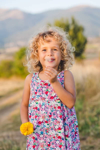 Menina Encaracolado Vestido Segurando Flor Amarela — Fotografia de Stock