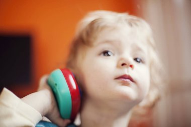 Küçük kız oyuncak telefon kullanarak konuşan portresi