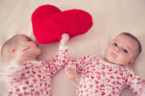 Crianças Bonitos Posando Com Travesseiro Forma Coração Vermelho Cama — Fotografia de Stock