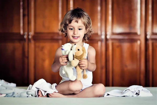 Ragazza Carina Che Gioca Con Giocattoli Casa — Foto Stock