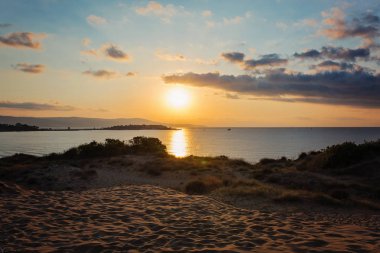 Ufukta gün batımı ile deniz manzarası