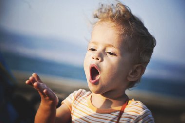 Şirin bebek kız gönderen hava öp