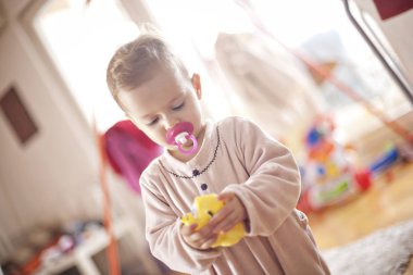 Evde emzik ile şirin kız