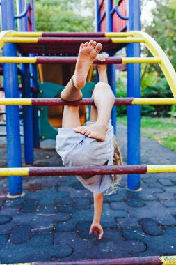 Sevimli kız sahada baş aşağı asılı