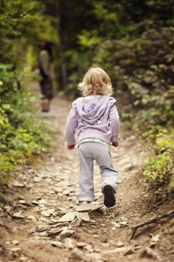 Dikiz kız ormanda yürüyüş