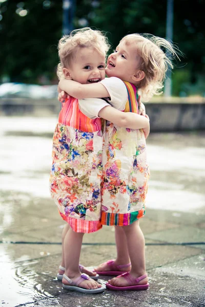 Two Toddlers Sisters Hugging Park — Stock Photo, Image