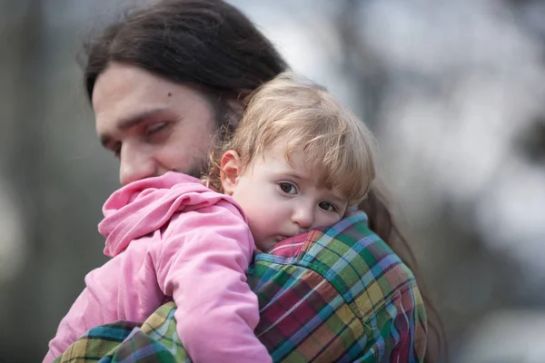 Père Tenant Fille Dans Ses Mains — Photo